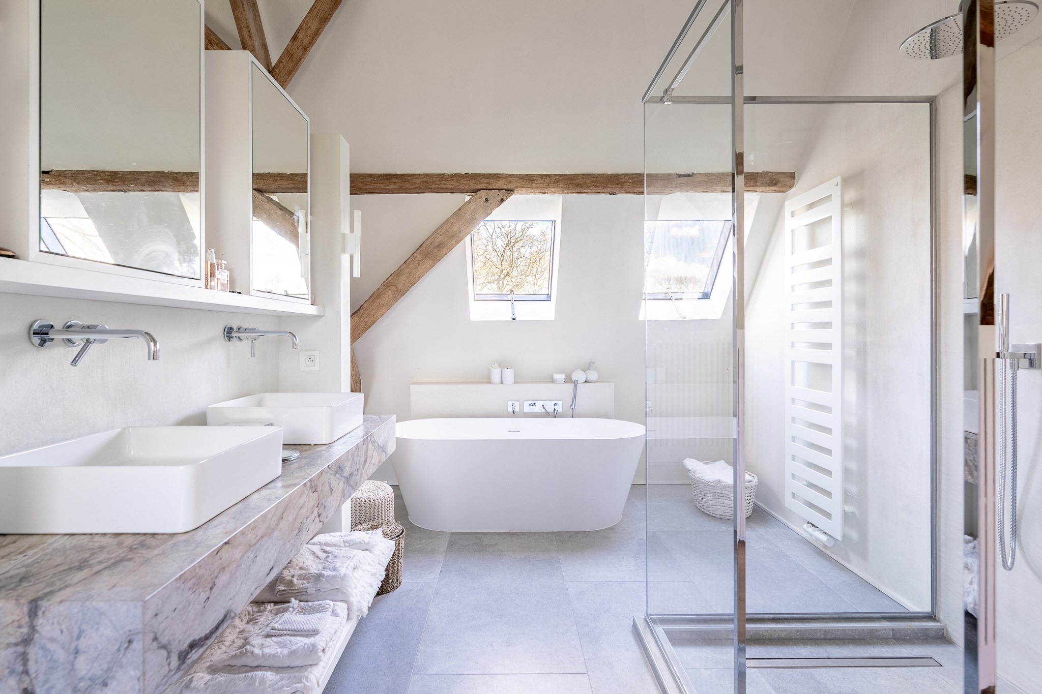 Uitzonderlijk gerenoveerde Hoeve met bijhuis op een domein van 1,5 hectare 