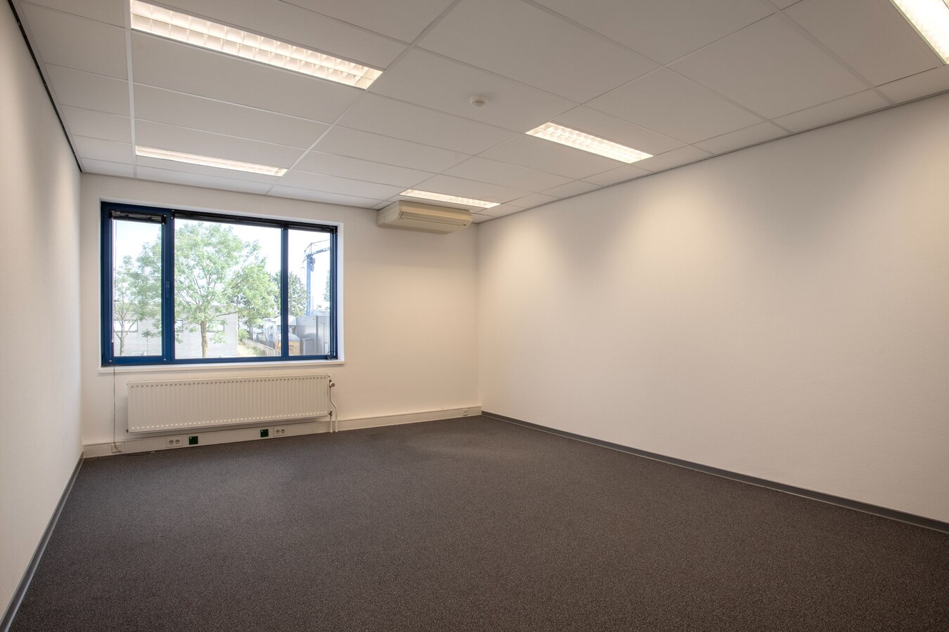 Representatief kantoorpand met 11 kantoorruimtes en circa 20 parkeerplaatsen te huur. 