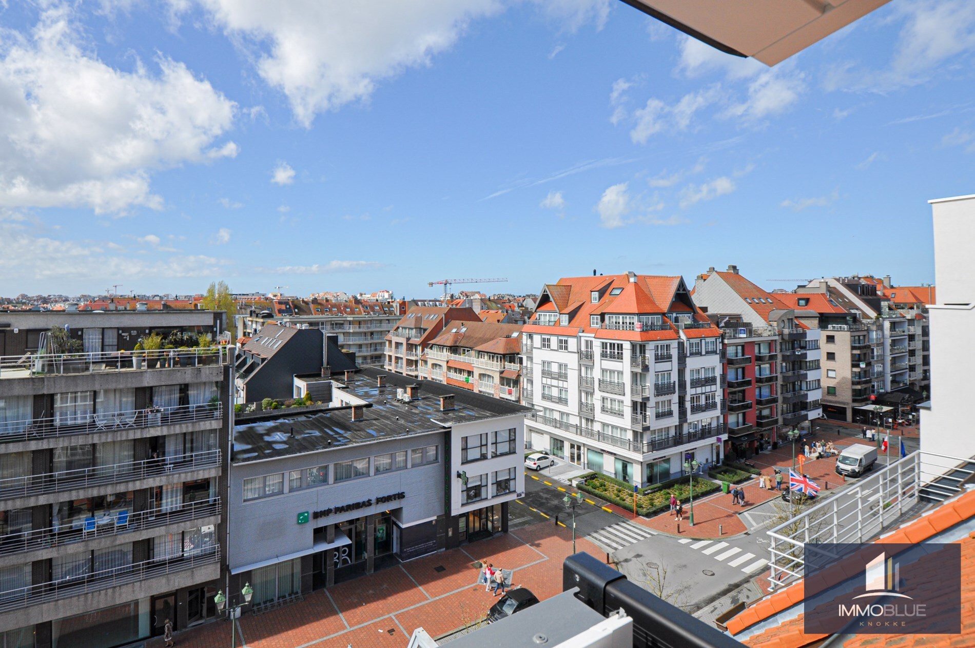 Appartement entièrement rénové avec une grande terrasse ensoleillée. 