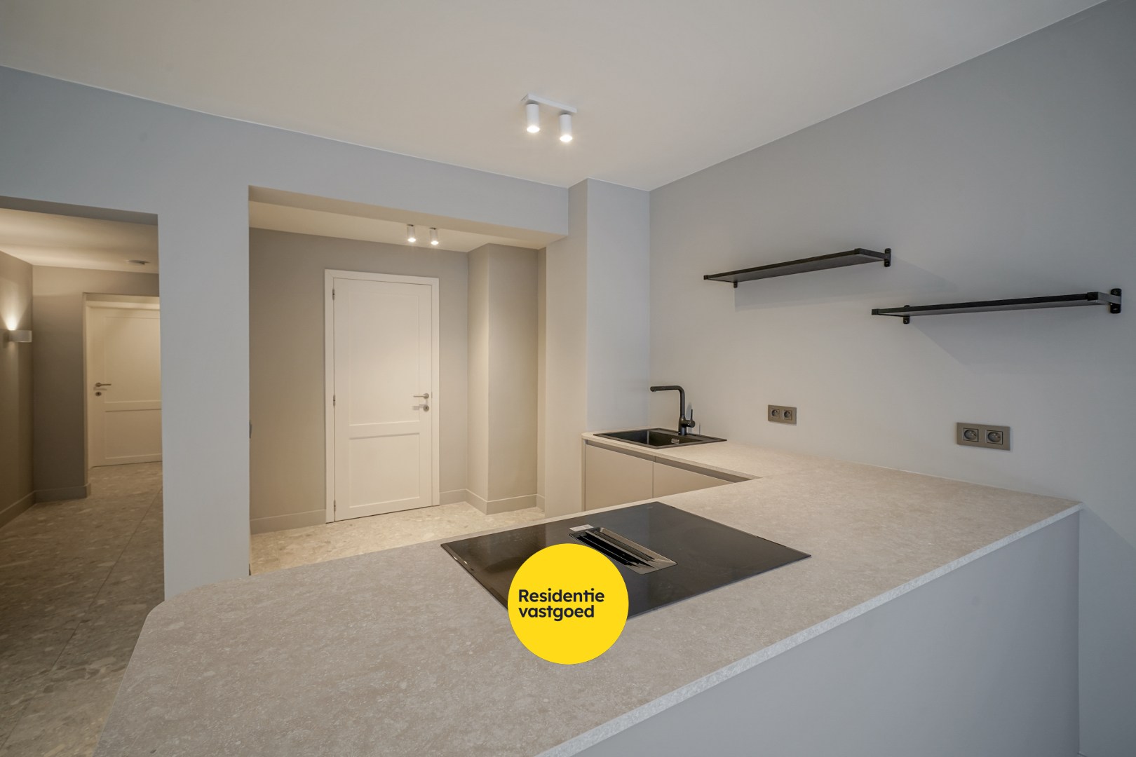 Gerenoveerd 2-slpk appartement met balkon en lift in Oostende 