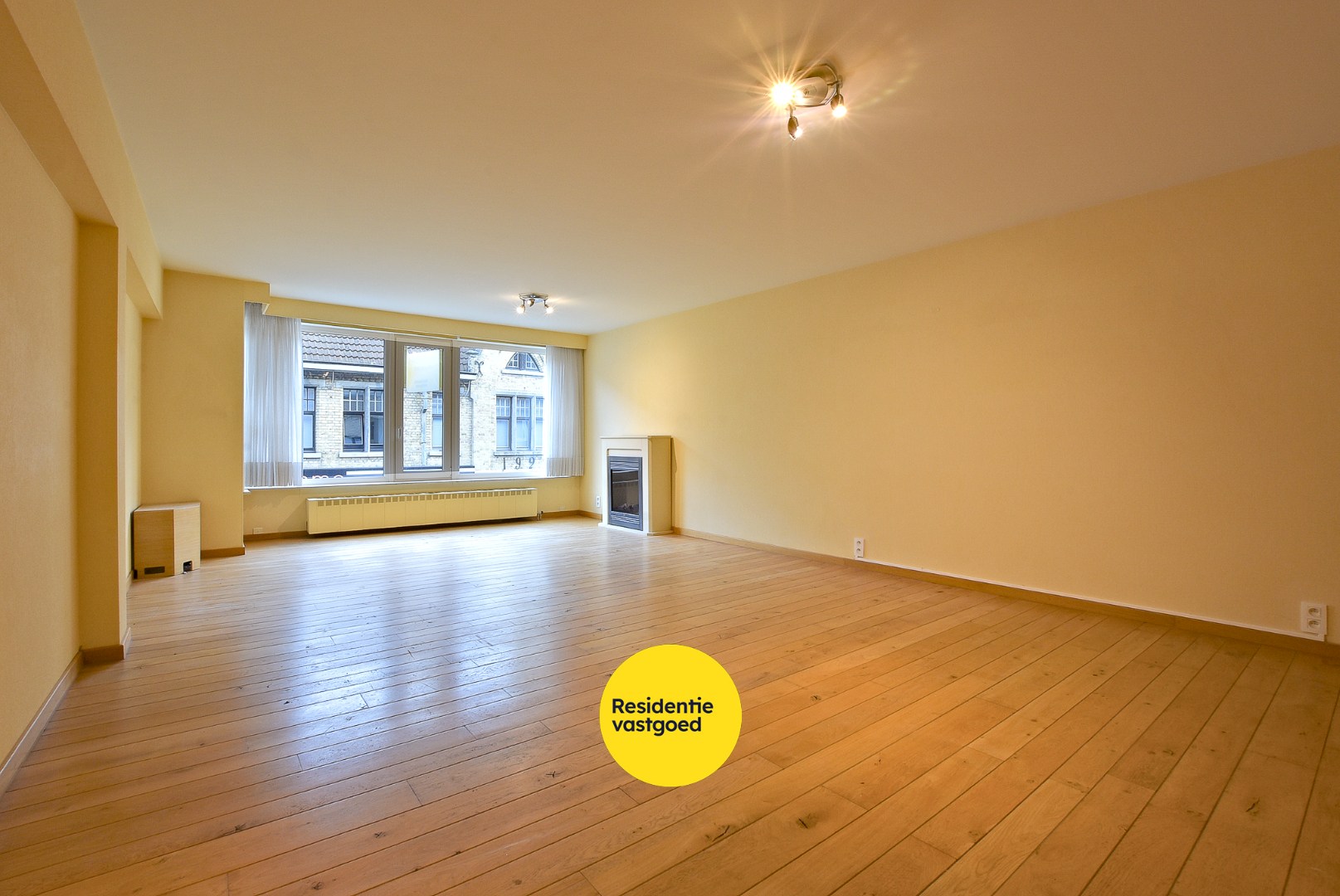 Prachtige 2/3-slaapkamer appartement (112m² + 12m²) in de winkelstraat van Nieuwpoort-stad. 