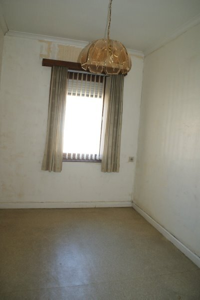 Centraal gelegen rijwoning stapvoets van het station te Roeselare 