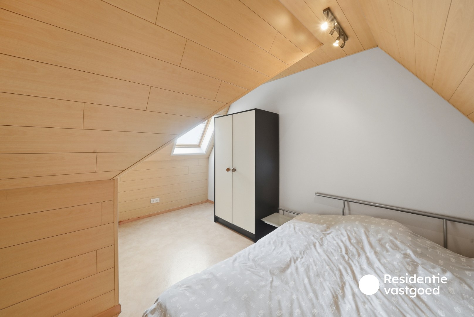 Ruim en lichtrijk duplexappartement met garage en twee terrassen in centrum Eernegem 