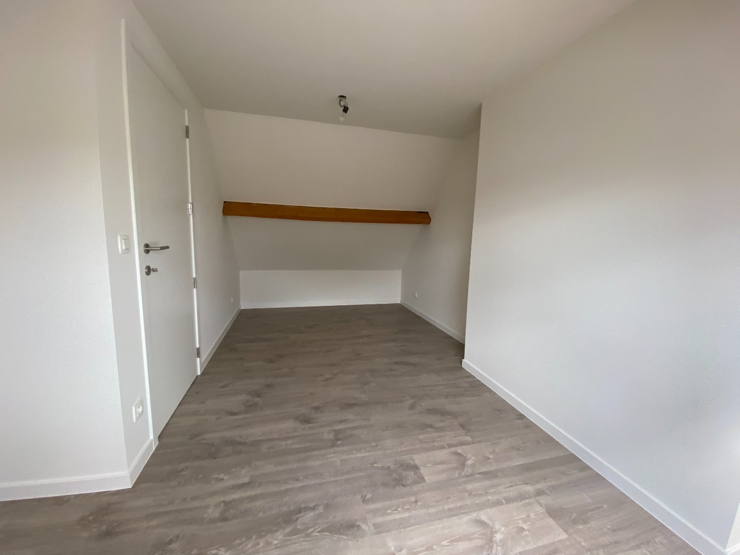 Charmante gerenoveerde halfopen woning met 2 slaapkamers, tuin en garage 