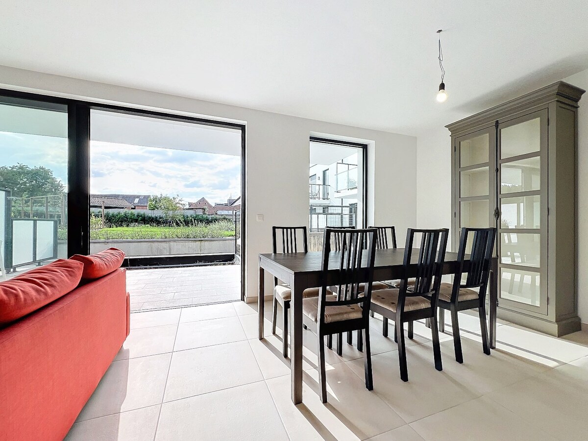 Gelijkvloers nieuwbouwapp. met tuin en garage, centrum Herzele 