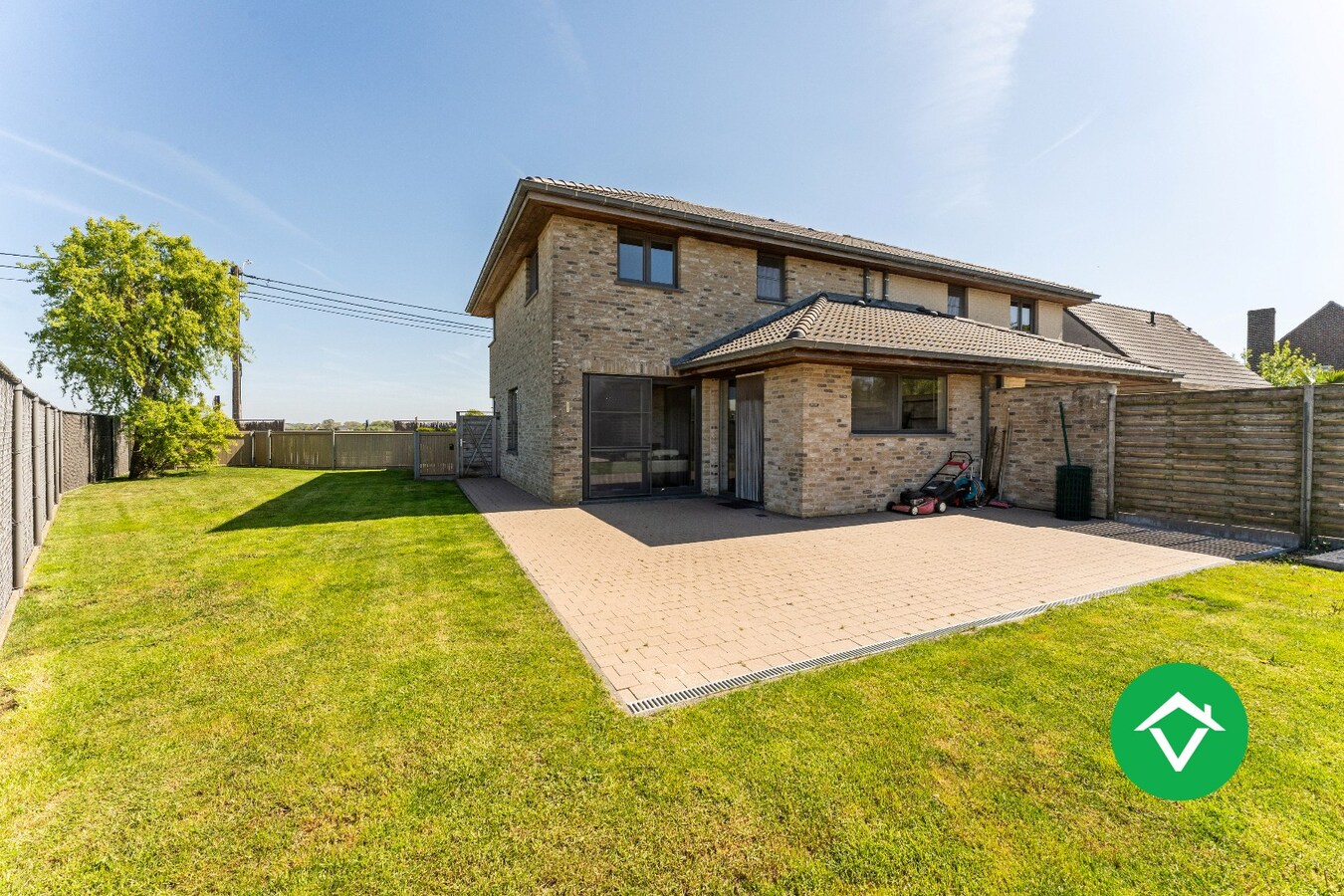 Recente woning (2011) met 3 slaapkamers, inpandige garage en vergezichten te Koekelare 