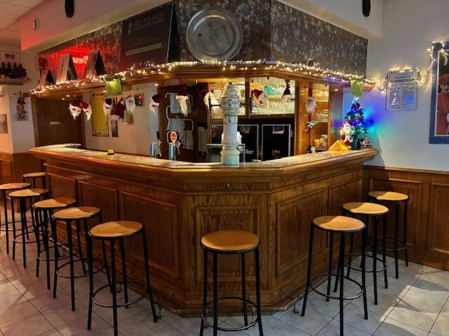 Handelspand met duplex appartement én investeringspotentieel te koop in het hart van Menen 