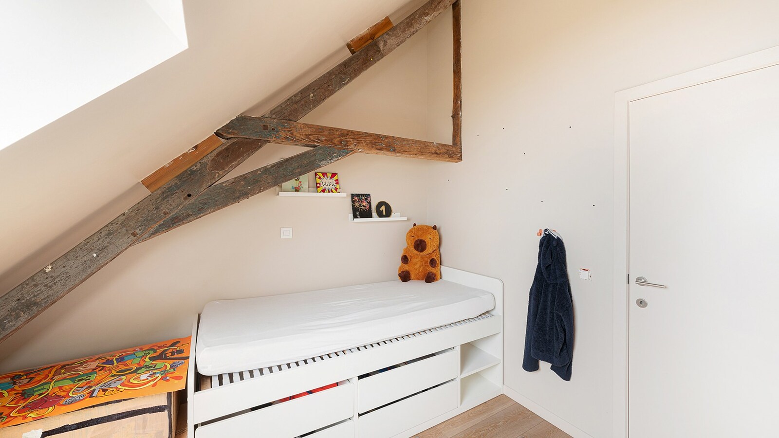 Ruime gezinswoning met handelsruimte op toplocatie in het bruisende Westkapelle. 
