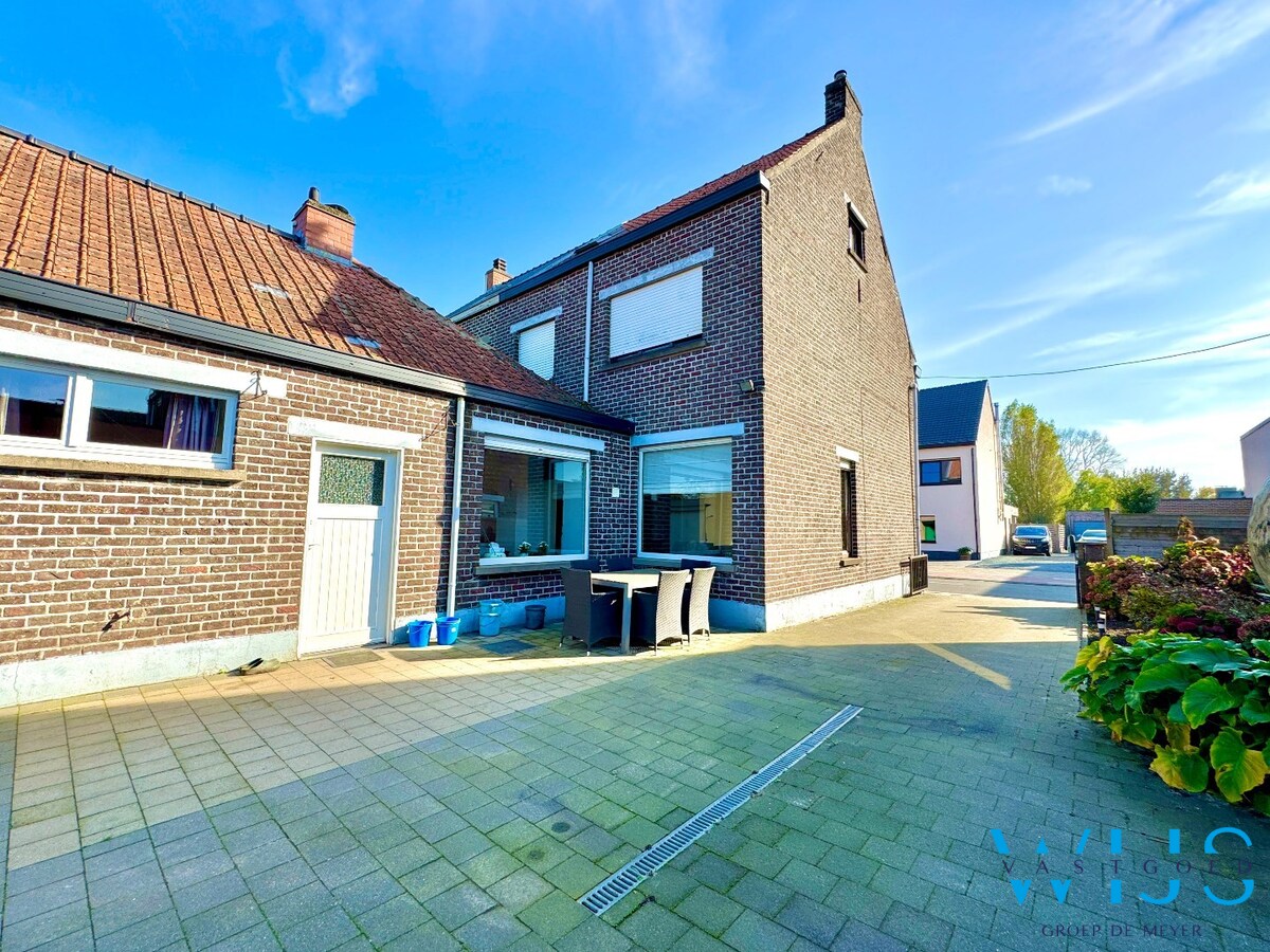 Stevig woonhuis aan de rand van het centrum van Sleidinge 