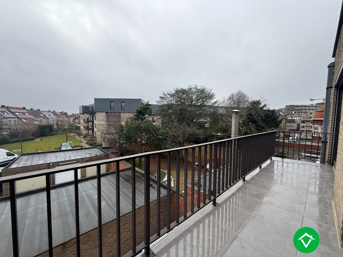 Ruim 2-slaapkamersappartement met garage in centrum Roeselare 