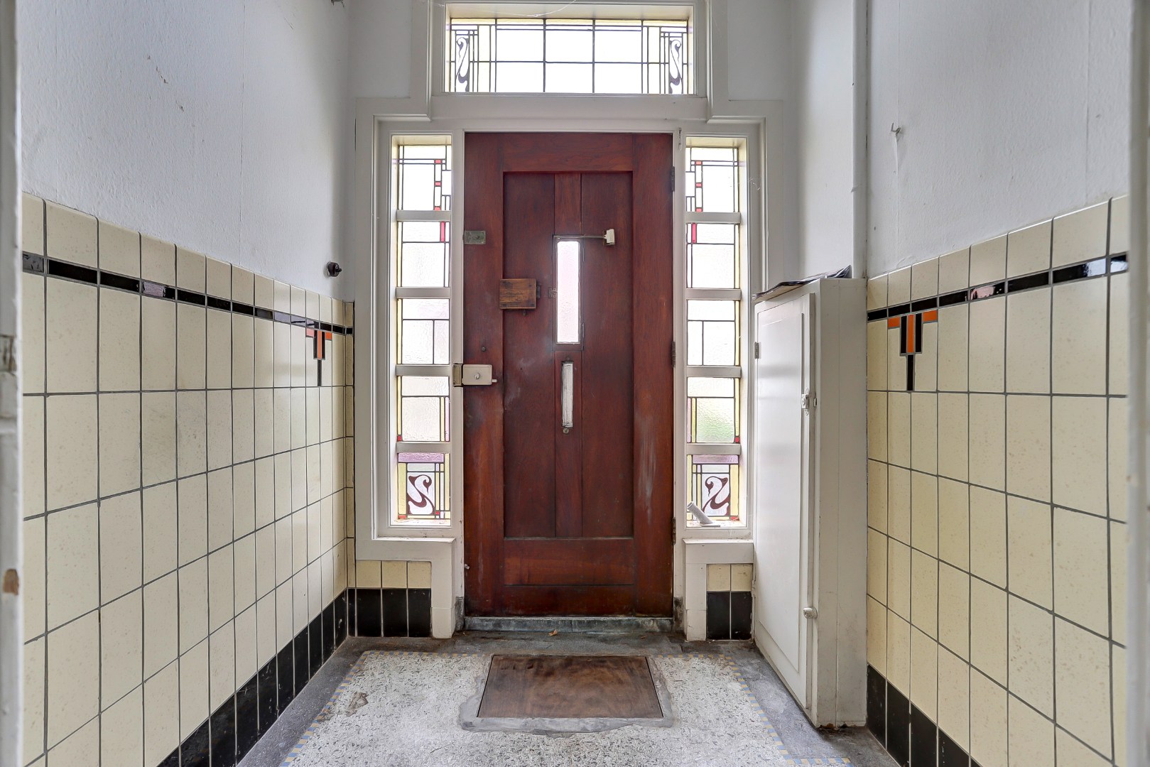 Unieke kans?! Zelf transformeren vanuit de vorige eeuw naar uw eigen hedendaagse smaak, dat kan met deze 5-kamer tussenwoning met 20m diepe tuin! 