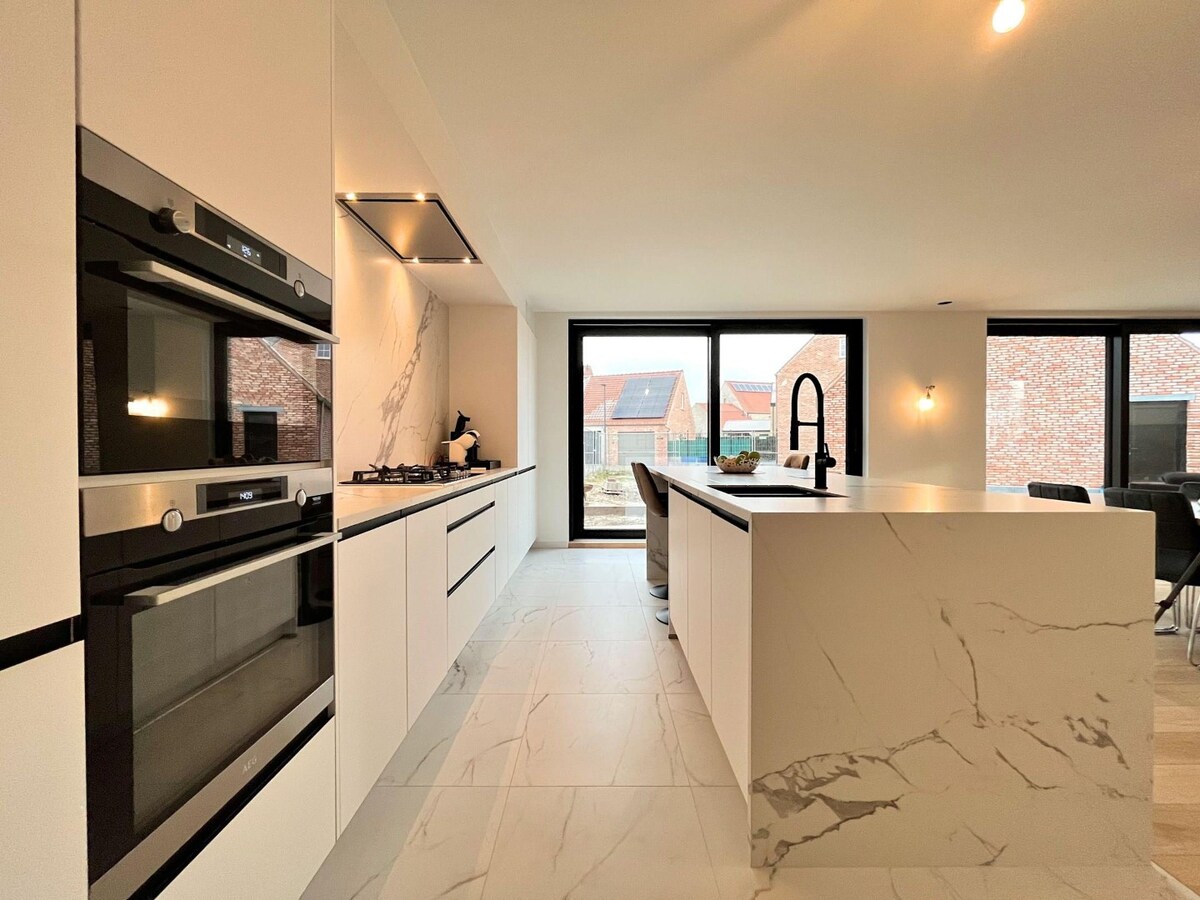 Nieuwbouwwoning (onder registratierechten) met 5 slaapkamers en 4 badkamers te Heulebrug 