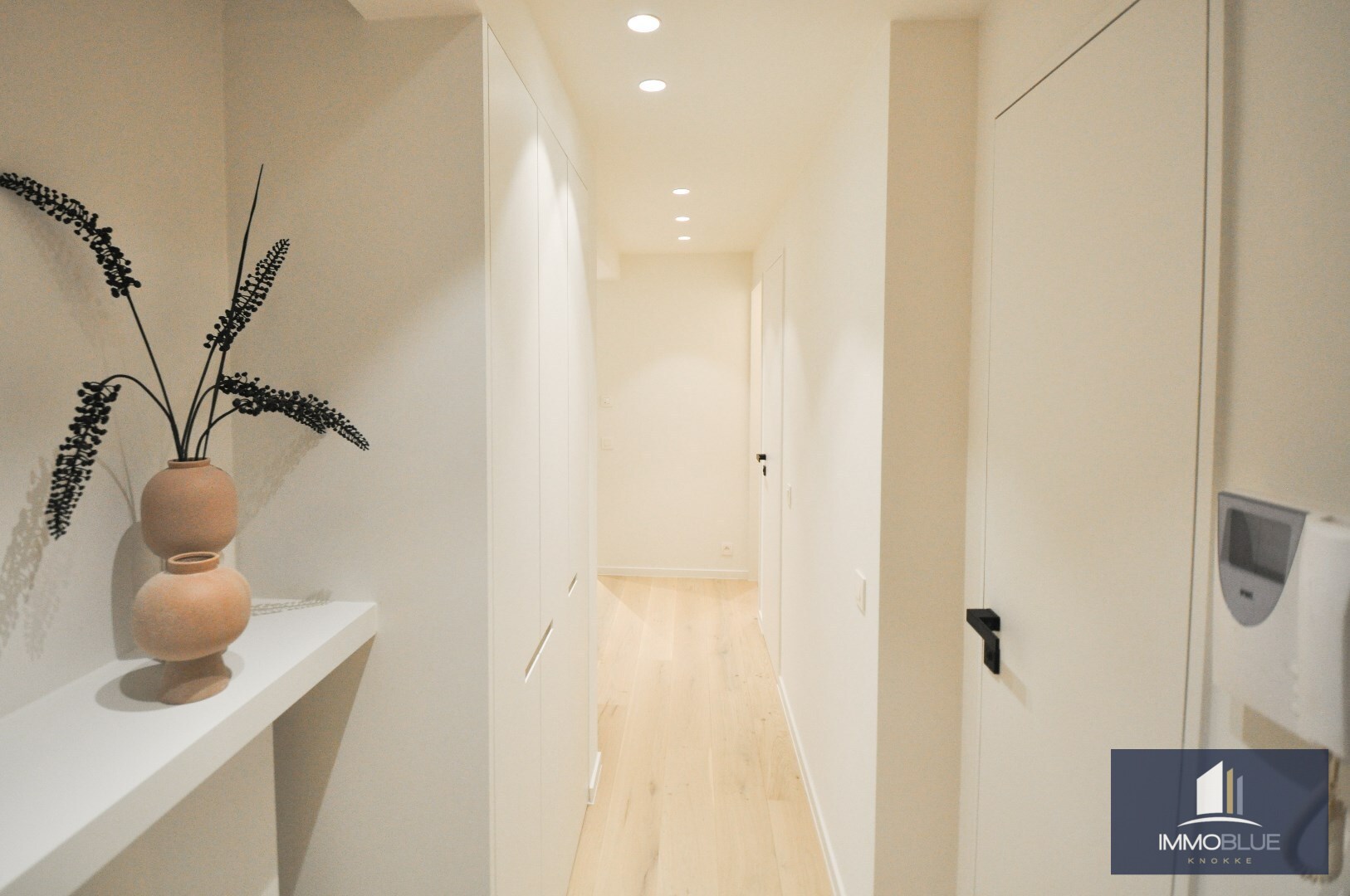 Volledig gerenoveerd hoek-appartement gelegen op enkele stappen van de zee. 