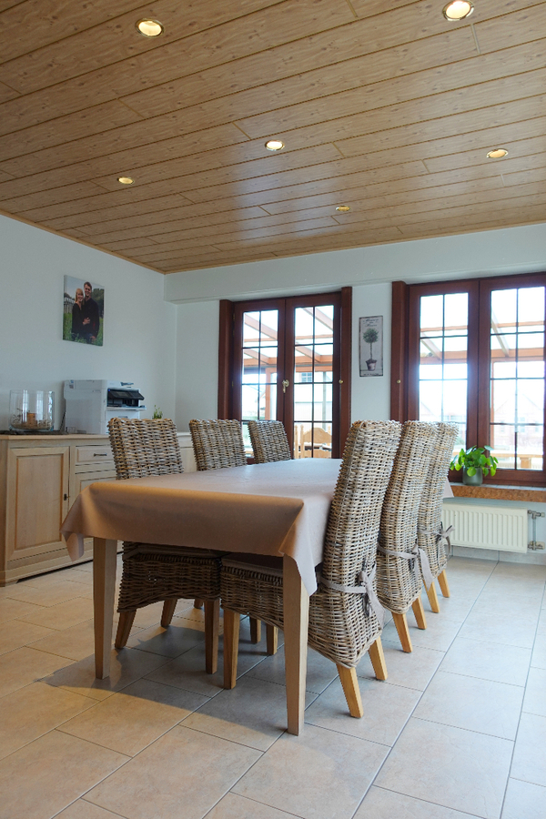 Charmante woning met 2 garages 