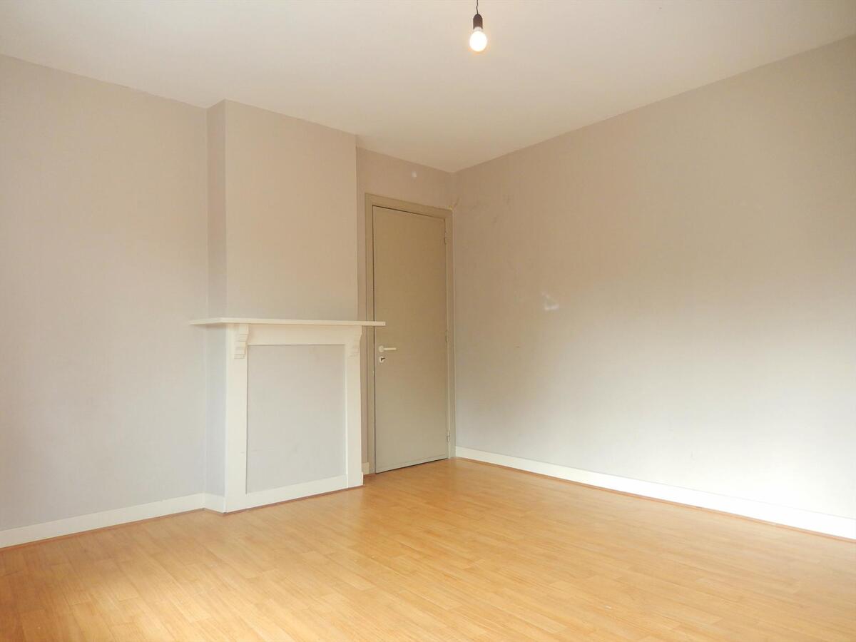 Rijwoning met zonnige tuin en garage 