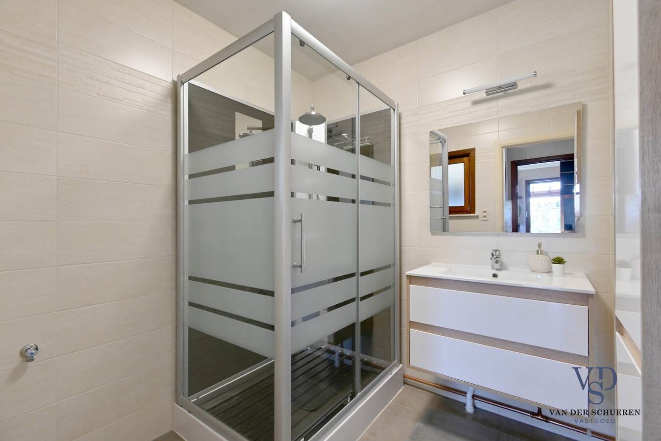 Op te frissen half open bebouwing 