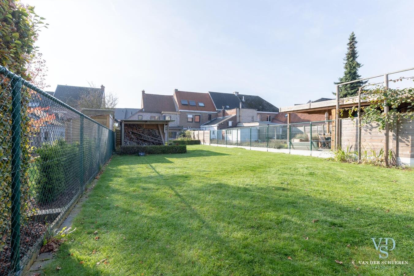 Praktische en degelijke woning in hartje Dikkelvenne . Bijzonder ruim ! 