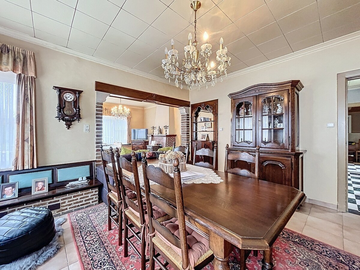 Ruime, solide jaren '50 woning met 2 garages te Nederzwalm 