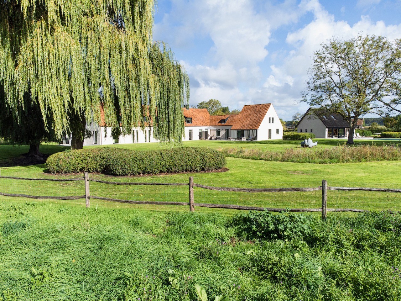 Uitzonderlijk gerenoveerde Hoeve met bijhuis op een domein van 1,5 hectare 