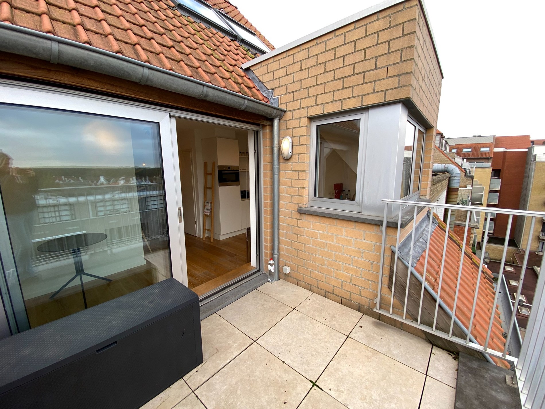 Appartement en duplex avec 3 chambres à coucher complètes et deux grandes terrasses ensoleillées offrant une vue dégagée, situé du côté ensoleillé de l'avenue Lippens. 