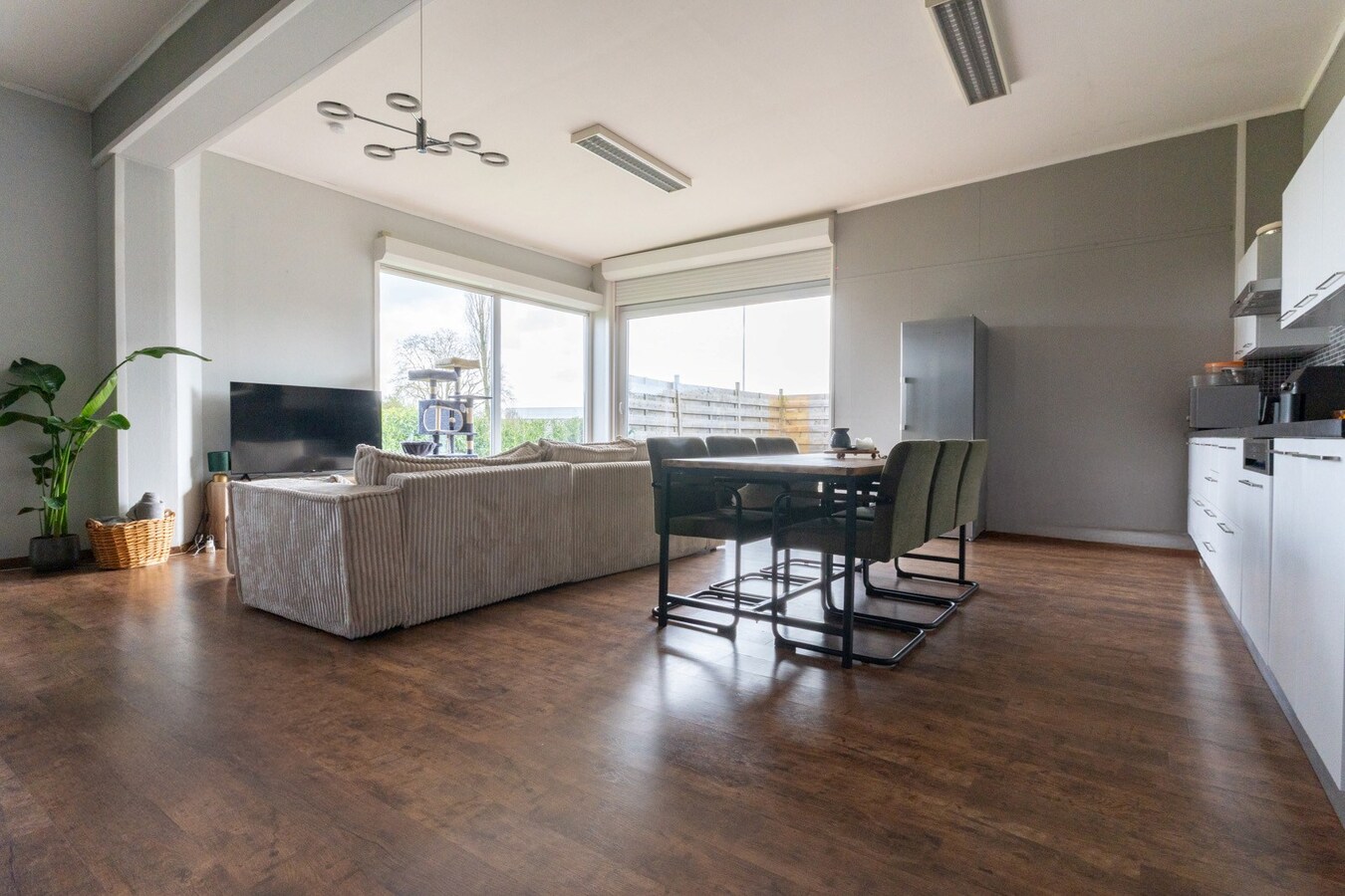 Entrepôt/Atelier de 400m², grand parking, logement indépendant, TOP SECTEUR ! 