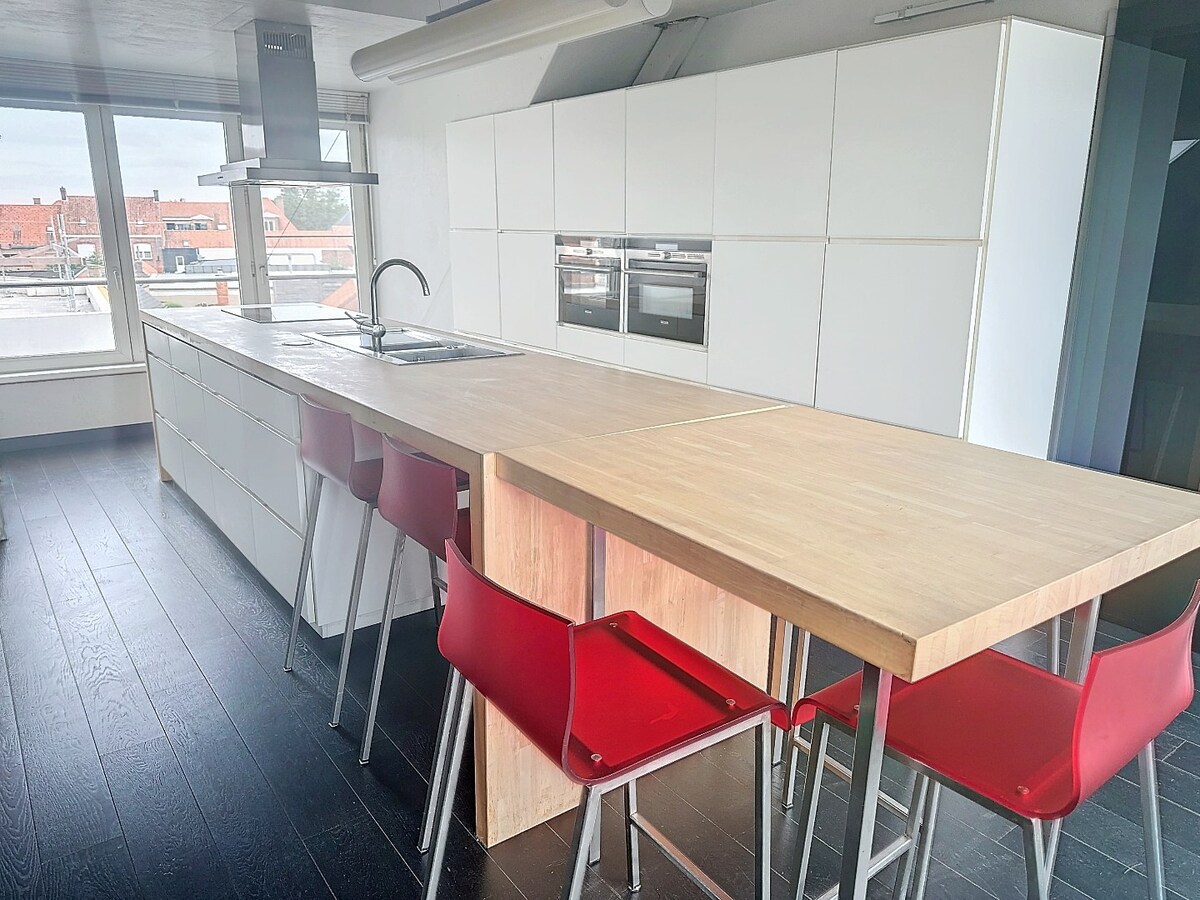 Opbrengsteigendom bestaande uit 3 appartementen en handelsgelijkvloers gelegen in het centrum van Koekelare 