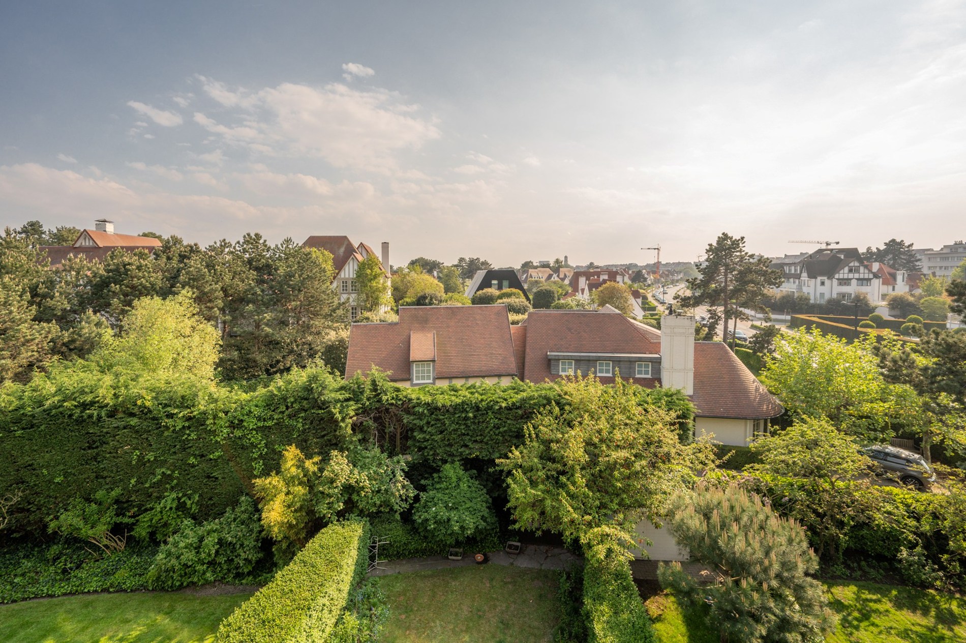 Klassevol appartement gelegen in een charmante villaresidentie in het Zoute. 