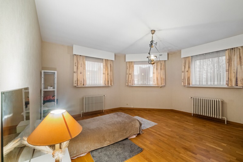 Karaktervolle hoekwoning met 5 slaapkamers en polyvalente handelsruimte 