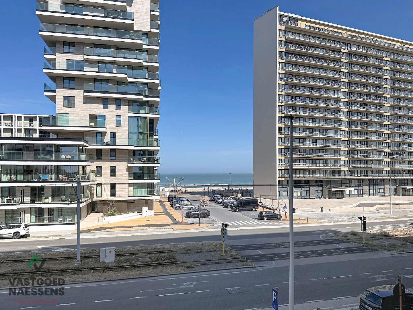 SCHITTEREND VERNIEUWD HOEKAPPARTEMENT – 2 SLPK – TERRASSEN – ZEEZICHT EN ZICHT OP GOLF 