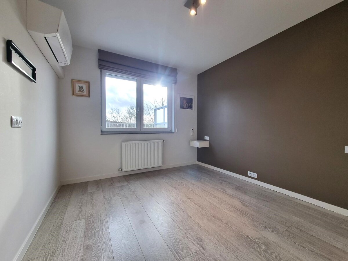 Zeer ruim, breed en lichtrijk woonappartement met groot zongericht terras 