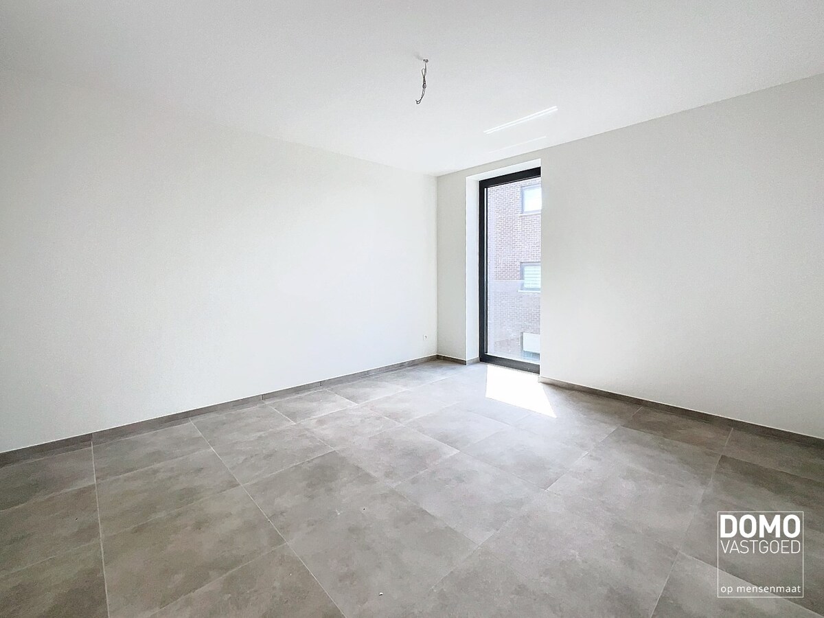 NIEUWBOUWAPPARTEMENT MET 2 SLAAPKAMERS, RUIM TERRAS, ONDERGRONDSE AUTOSTANDPLAATS EN KELDERBERGING AANWEZIG IN MAASMECHELEN 