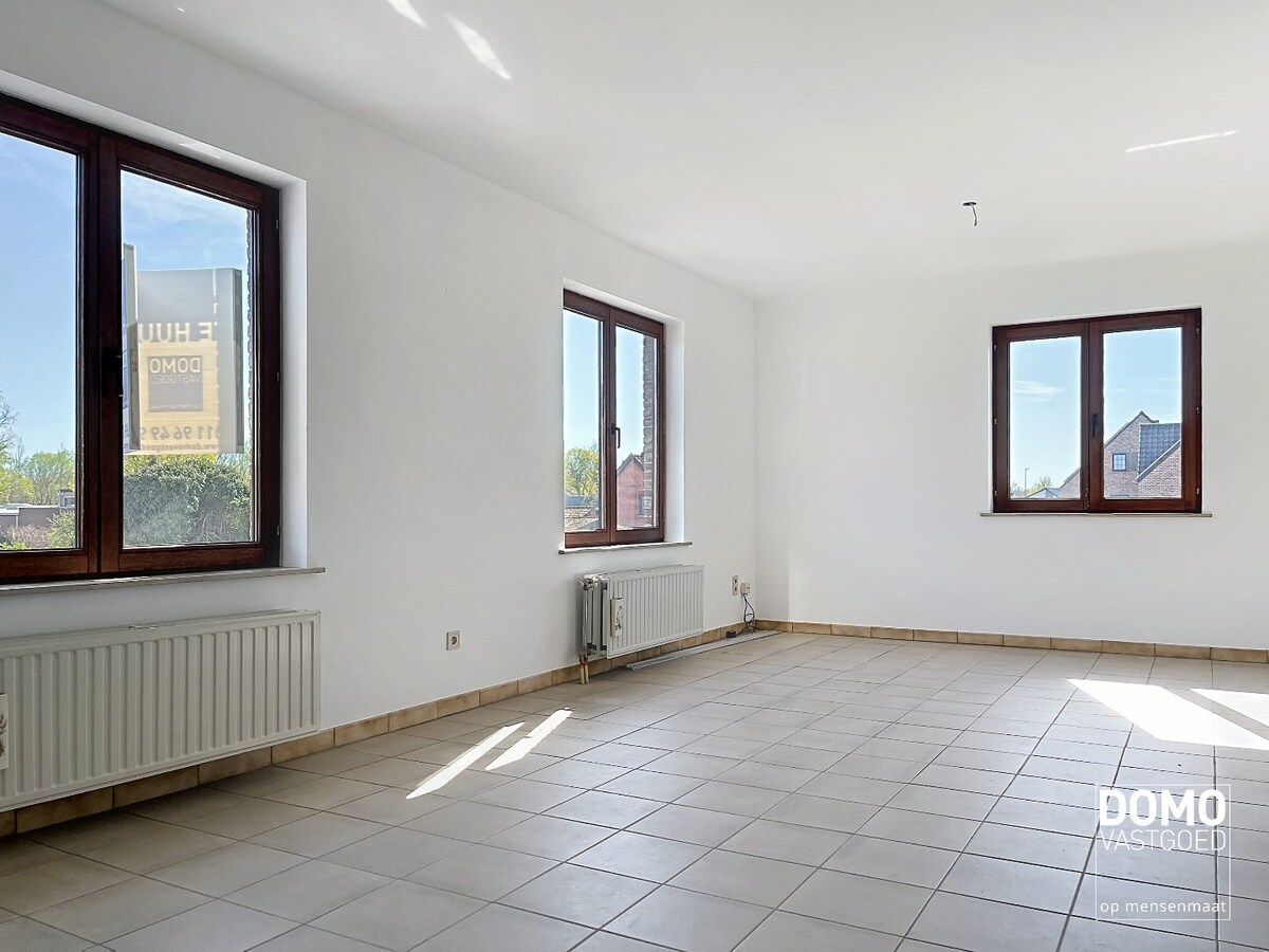 LICHTRIJK APPARTEMENT MET 2 SLAAPKAMERS EN GARAGEBOX 