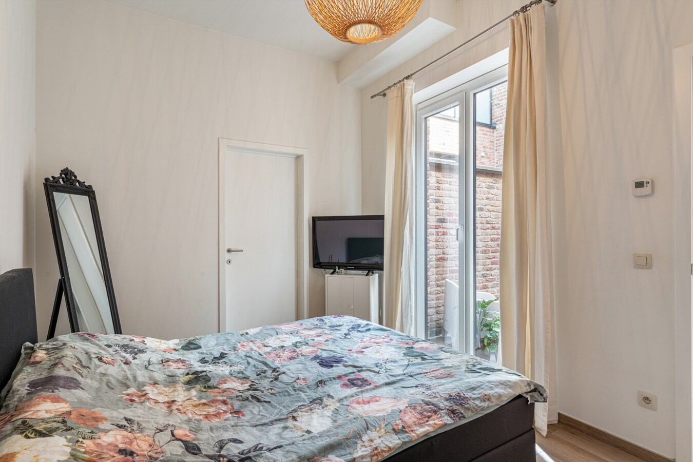 Recent, hoogwaardig afgewerkt gelijkvloers appartement, met terras en inpandige garage, in het centrum van Maaseik! 