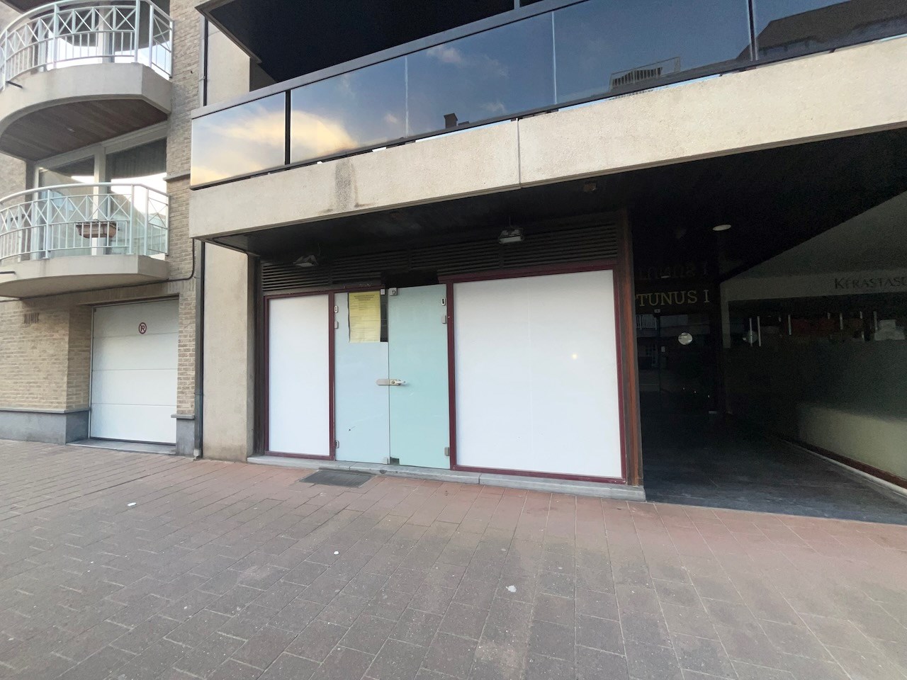 Rez-de-chaussée commercial à 20m à pied de l'avenue Lippens à Knokke, situé entre la place Rubens et la place Van Bunnen. 