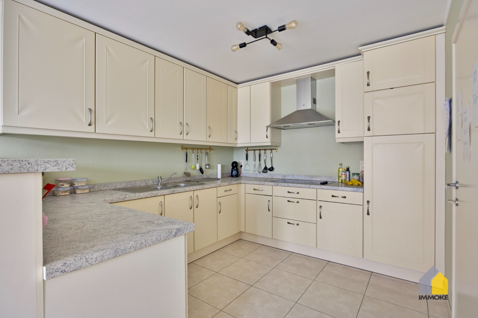 Gelijkvloers appartement (120 m²) met ruime woonkamer, 2 slpks. en terras. 