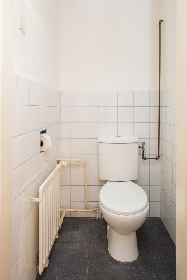 Te renoveren vrijstaande woning met vrijstaand bijgebouw gelegen in het centrum van Netersel. 