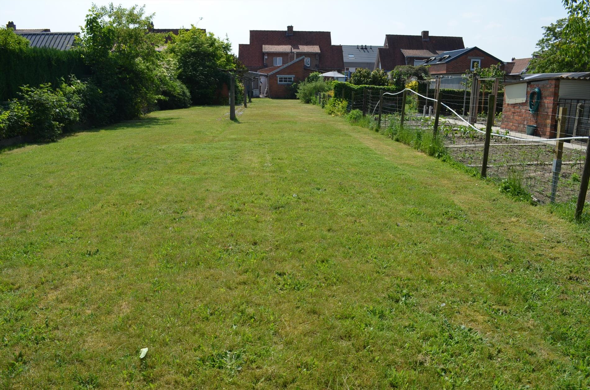 Op te frissen woning op 885m² rustig gelegen nabij centrum Maldegem 