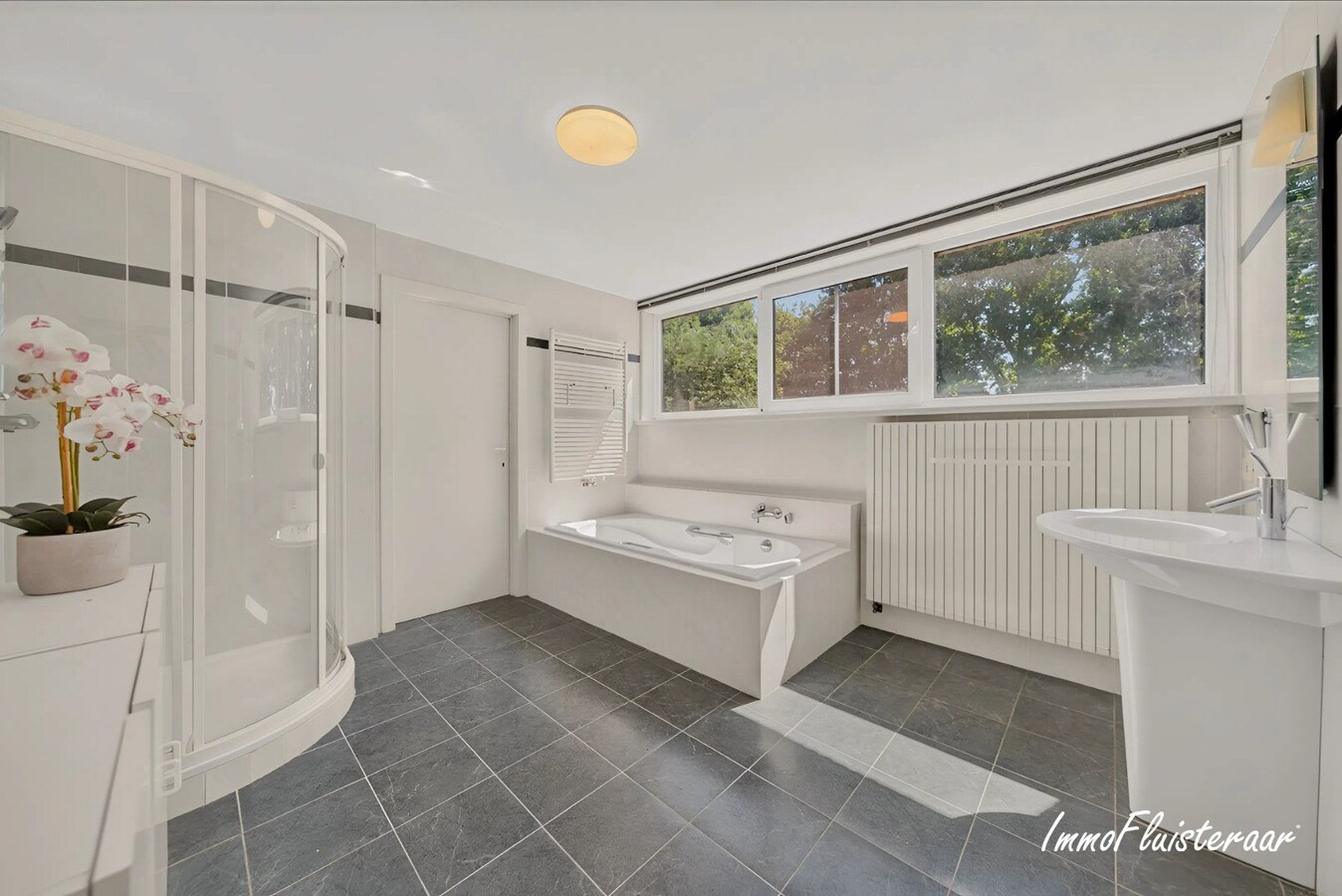 Unieke hippische accommodatie met 5 appartementen/studio’s op ruim 2,5 ha te Amougies (Henegouwen) 