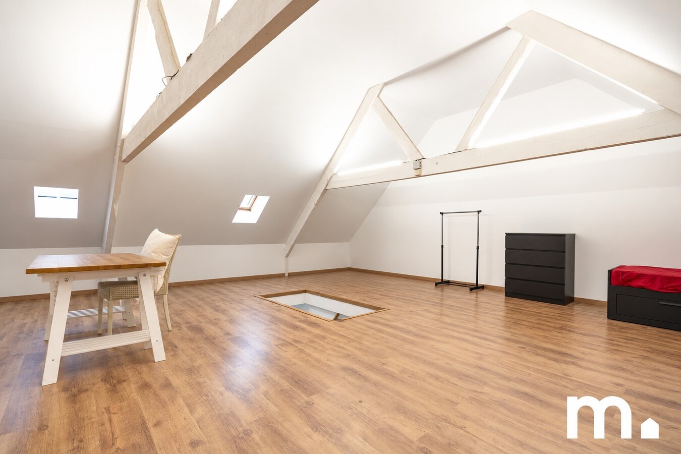 Instapklare woning met 4 slaapkamers, ruime zolder en 16 zonnepanelen in Izegem! 