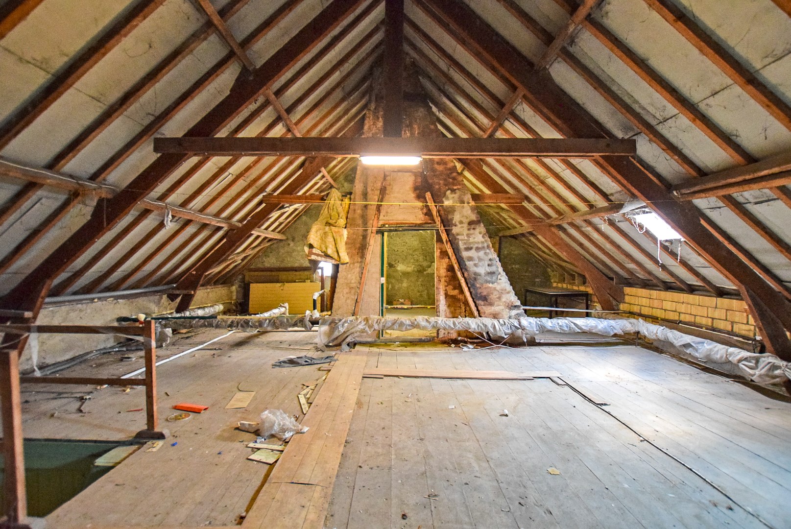 Gezellige woning te koop in Hoogstade met zongerichte tuin en zijtoegang. 