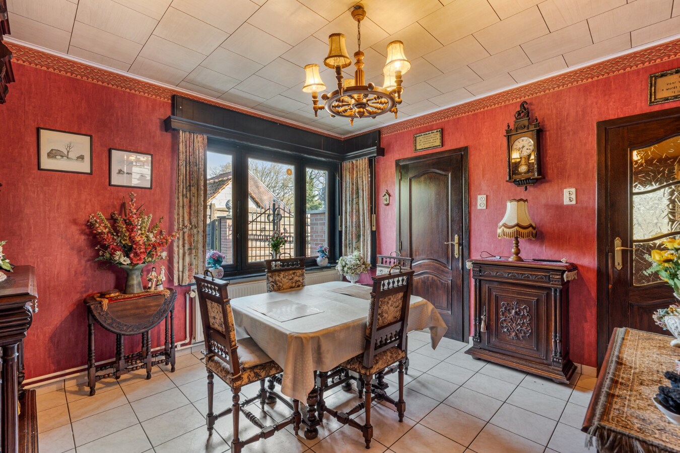 Halfvrijstaande gezinswoning met veel mogelijkheden op een perceel van 8are! 