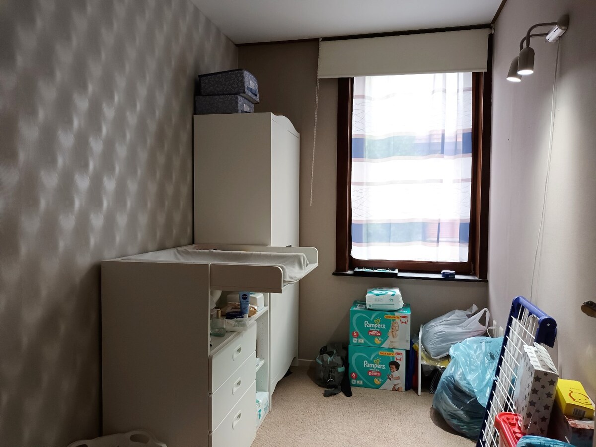 "Ruime en goed onderhouden stadswoning met tuin en 3 slaapkamers in Hasselt - Energielabel D en 2 parkeerplaatsen op perceel van 224 m²" 