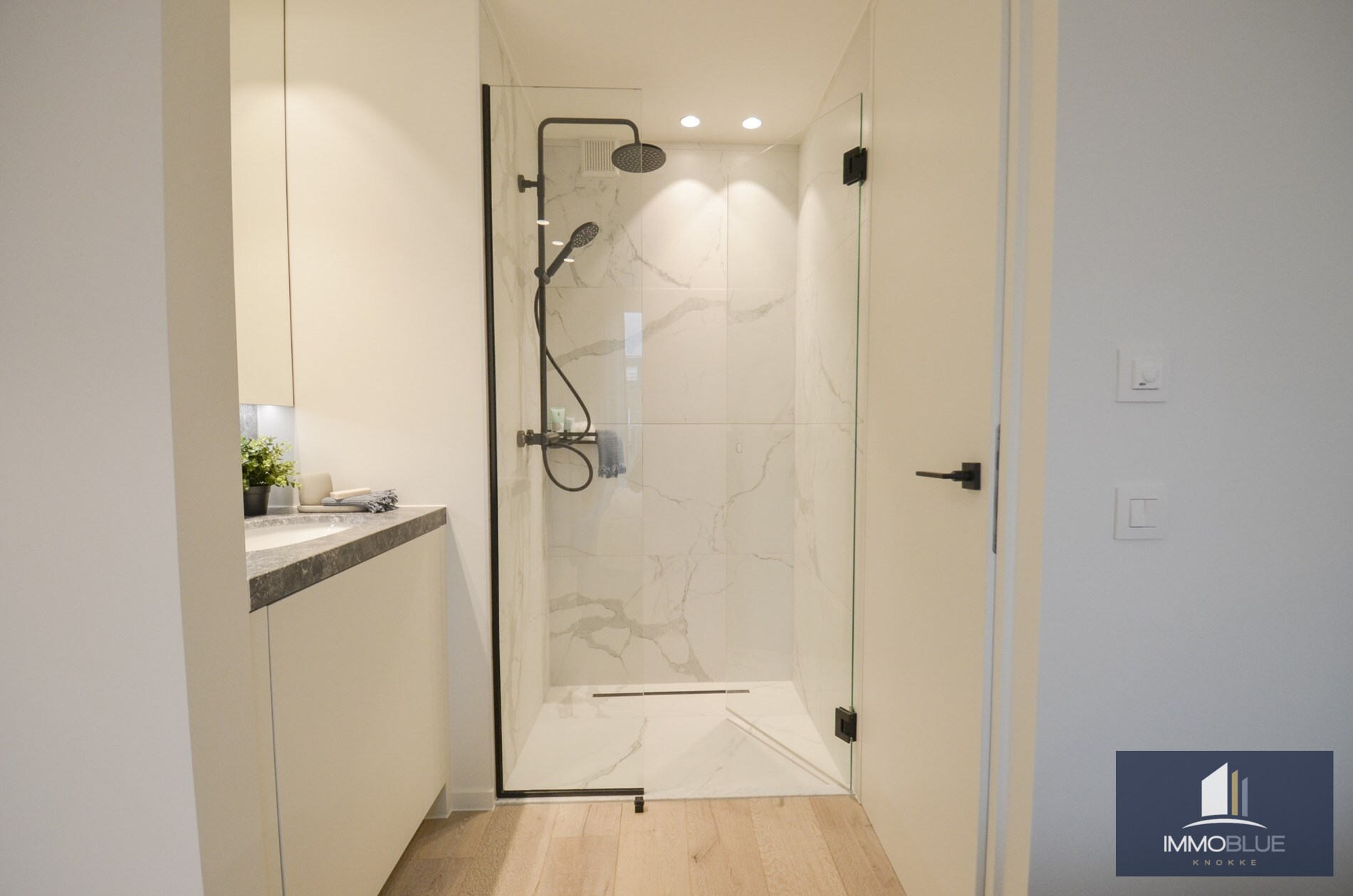 Penthouse entièrement rénové avec deux terrasses spacieuses (+/- 50 m²) situé à deux pas de la mer. 