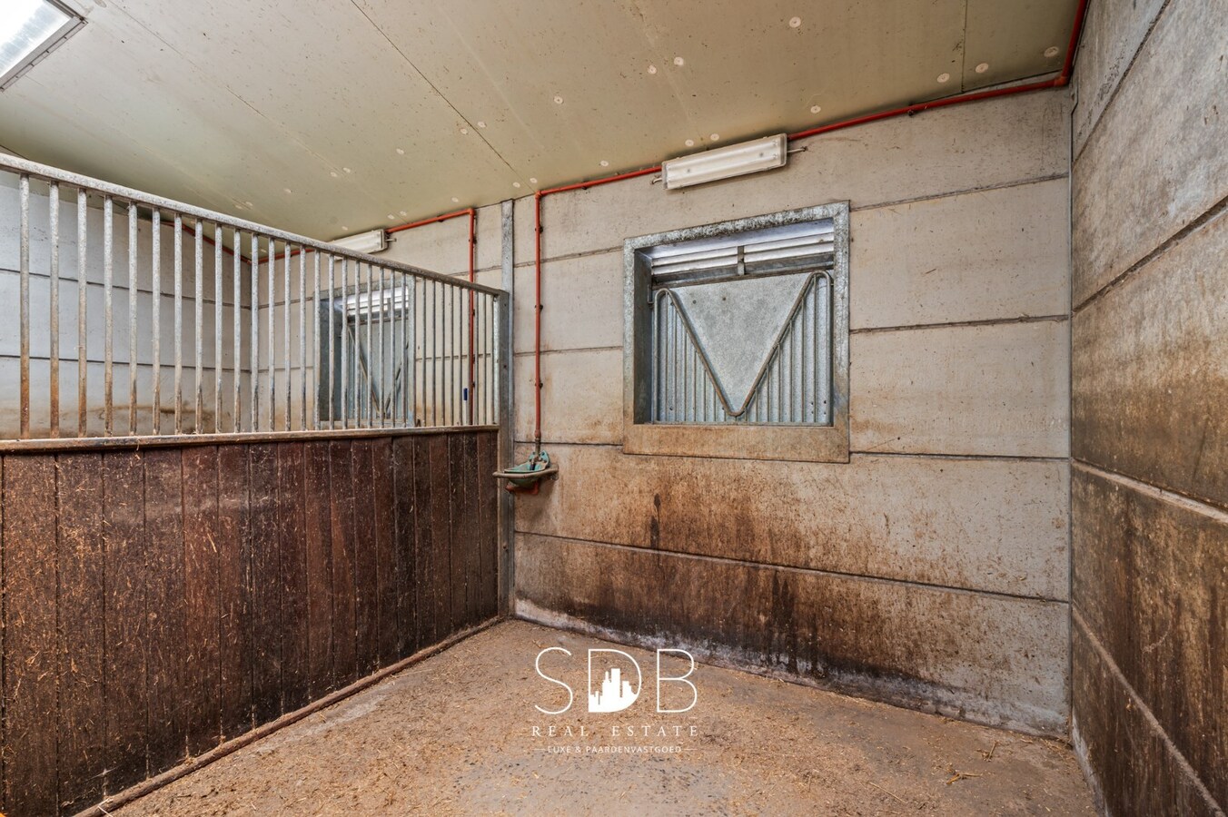 Prachtig landhuis met paardenfaciliteiten op 15.804m² 