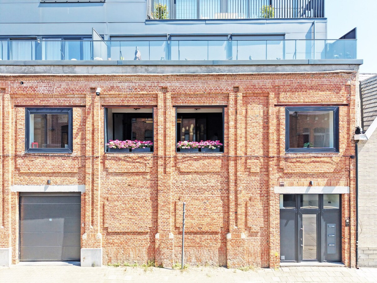 Luxueuze loft met ZW-terras en garage te centrum Aalst 