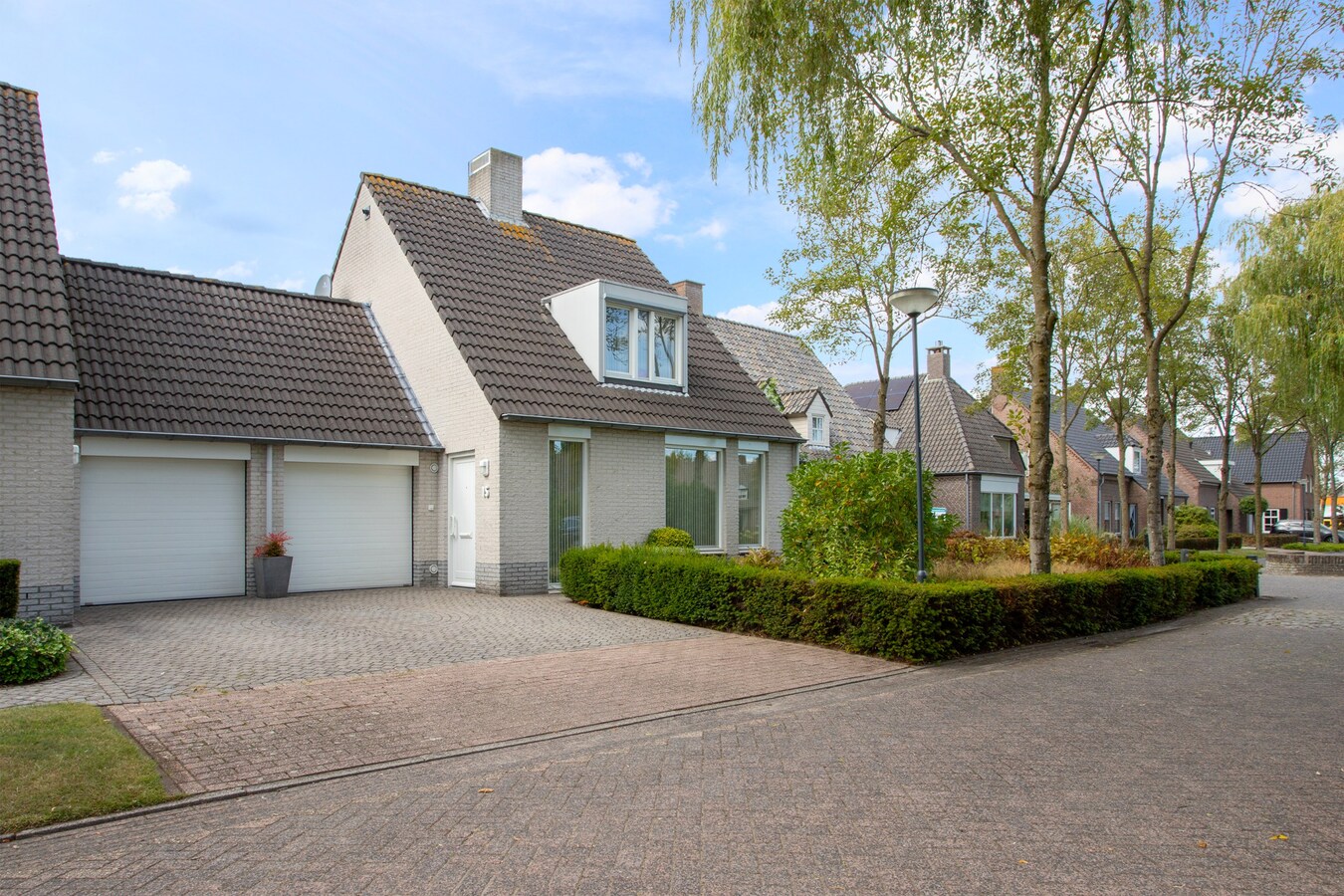 Degelijk gebouwde en perfect onderhouden vrijstaand-geschakelde gezinswoning aan ‘De Lovensbroek’. 