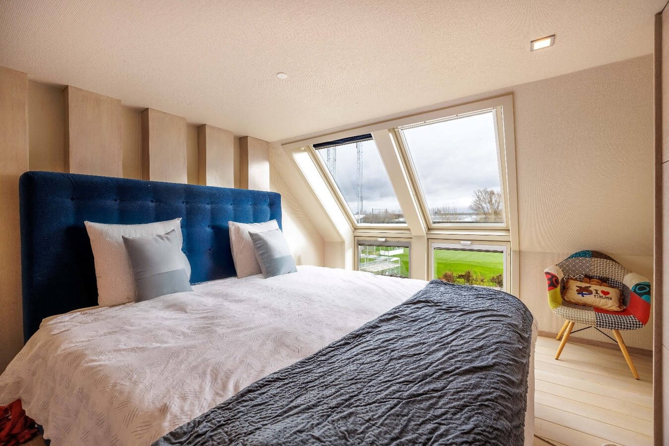 Ruime en veelzijdige bel-étagewoning met 5 slaapkamers, zuidgerichte terrassen en studio/praktijkruimte nabij de zeedijk. 