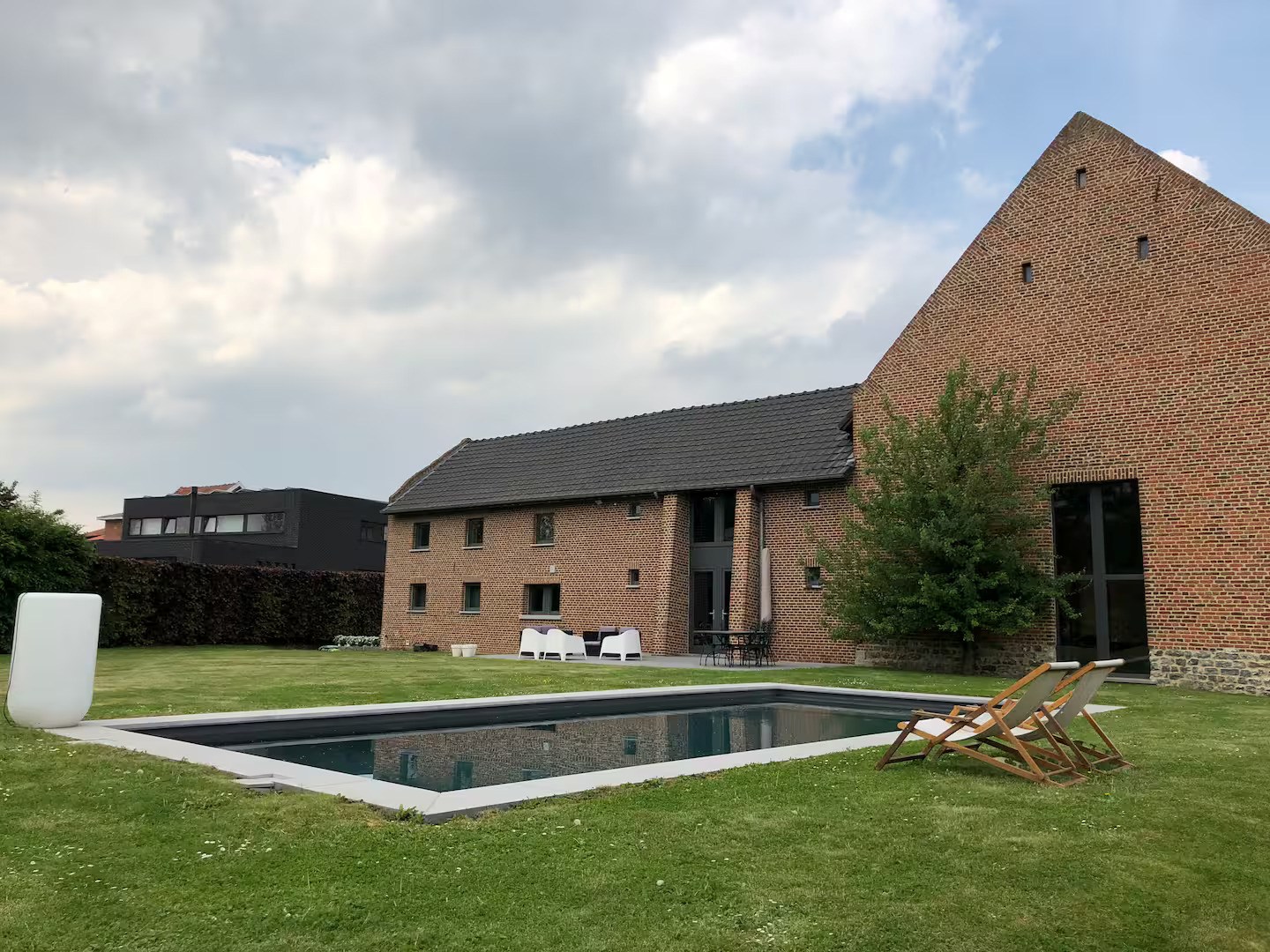 RUIME WONING VAN 390 m² MET GROTE TUIN EN ZWEMBAD 