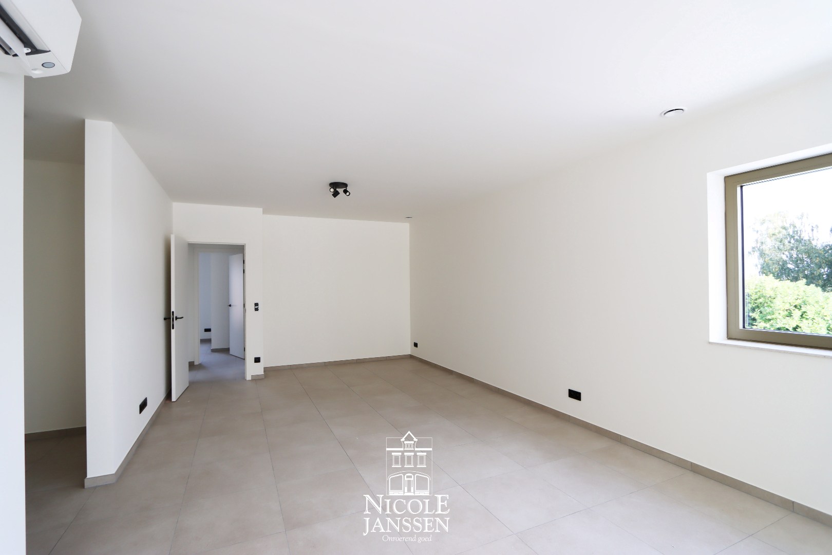 Penthouse met twee autostandplaatsen 