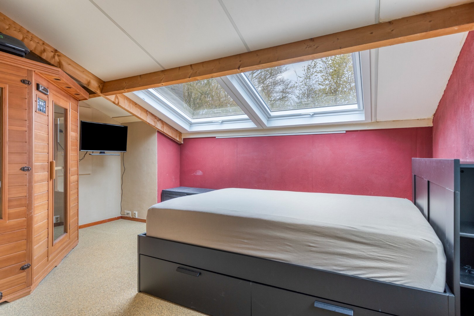 T.A. Makelaardij biedt aan: Populierenlaan 2 te Kamperland. Op loopafstand (ca. 200m.) van het Veerse Meer staat deze rustig gelegen vrijstaande woning op een royaal perceel (860m2) aan een doodlopend 